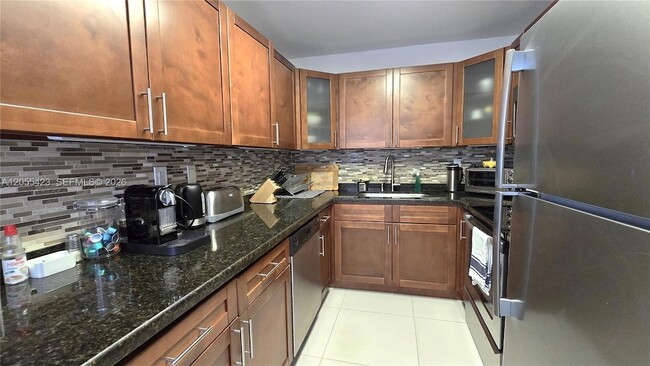 Building Photo - 3731 N Country Club Dr