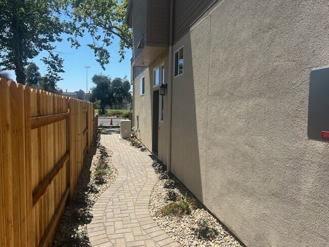 Building Photo - BRAND NEW! 3 bed 2.5 bath Right Next to UCD
