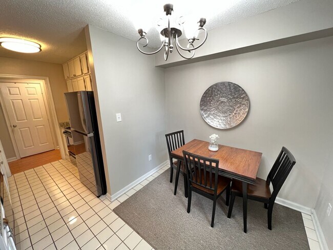 Building Photo - Adorable 3 Bedroom Townhouse w/ 1st Floor ...