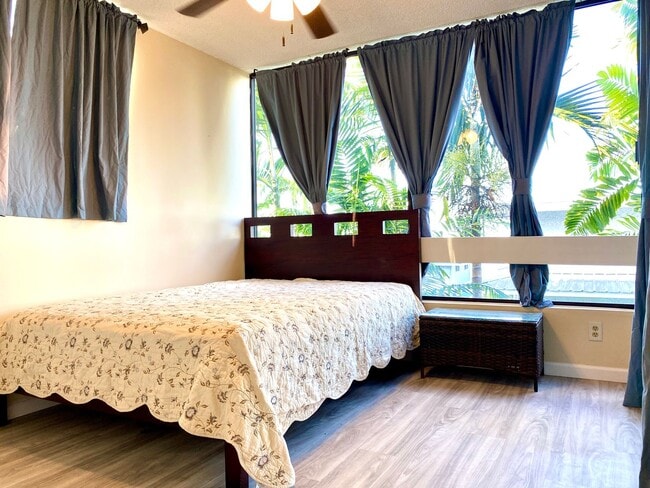 Building Photo - 3 bed / 3 bath furnished condo with ocean views!