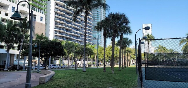 Building Photo - 1750 N Bayshore Dr