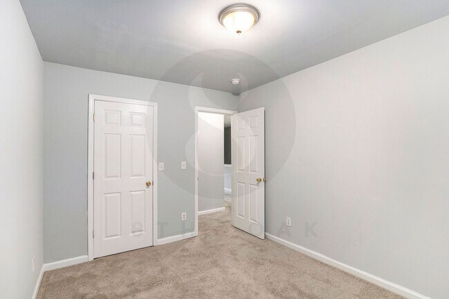 Building Photo - 3BR/2.5BA Townhouse Near Flat Shoals Parkway!