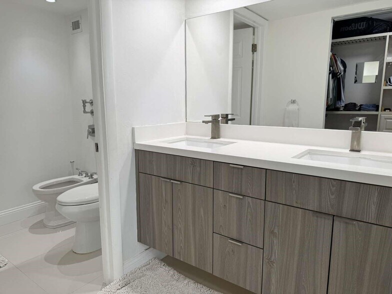 Building Photo - 1915 Brickell Ave