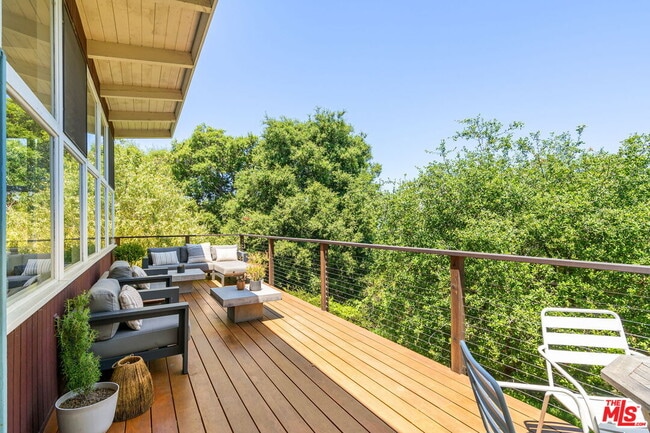 Building Photo - 19783 Valley View Dr