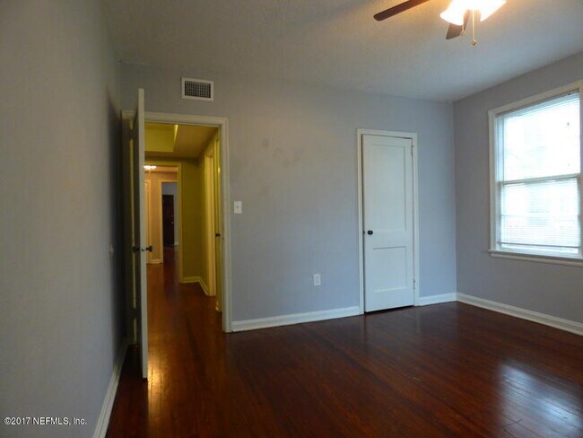 Building Photo - 2575 Myra St