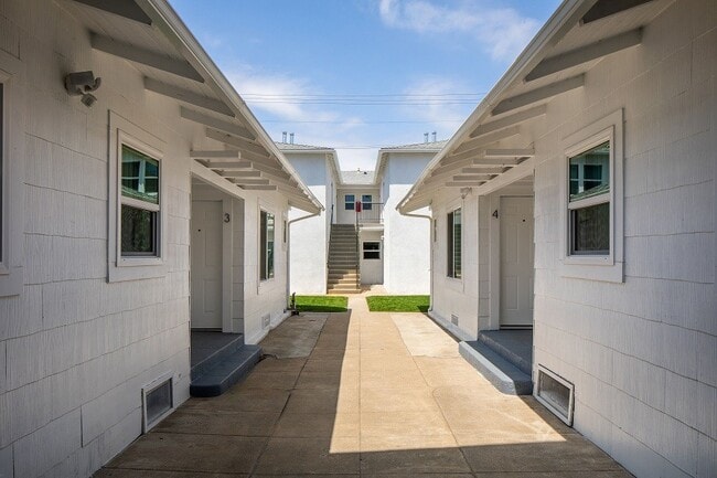 Building Photo - 1145 E 1st St