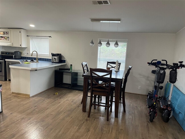 Building Photo - 5859 SW 29th Ave