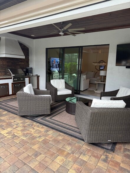 Building Photo - 2806 Aviamar Cir