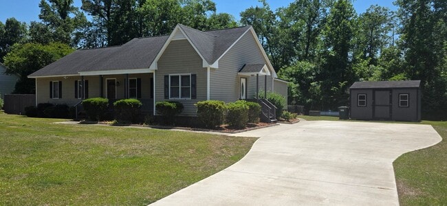 Building Photo - Nice Home with Many Amenities