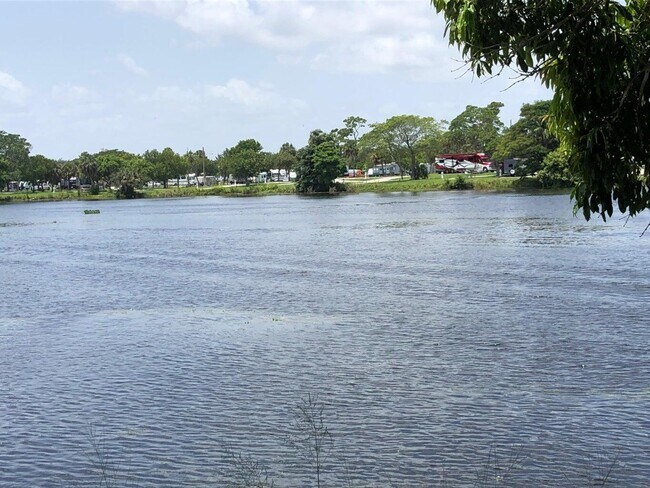 Building Photo - 2840 Lake Osborne Dr