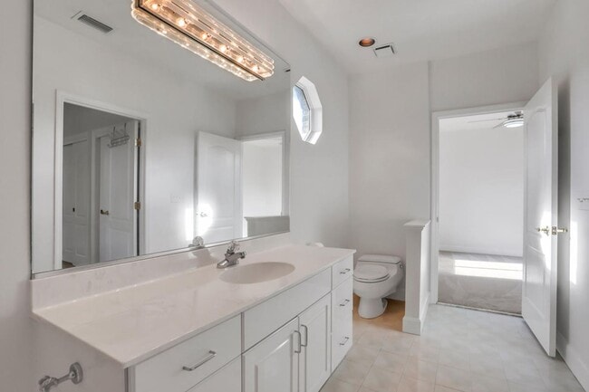 Building Photo - 3/2.5 in Pelican Bay