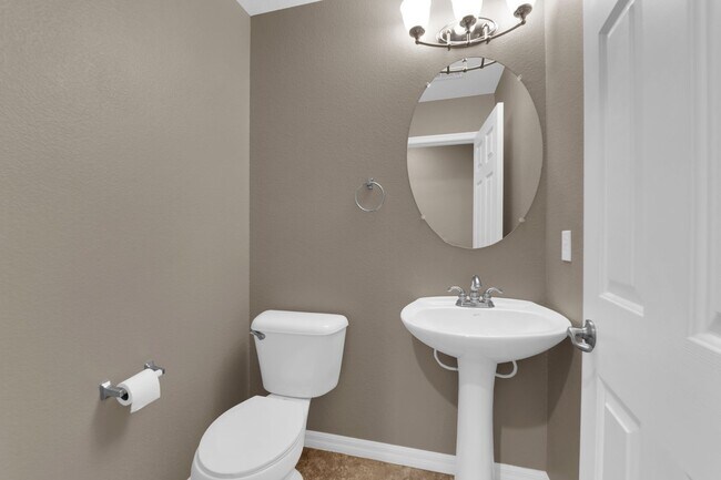 Building Photo - 2 Bed, 2.5 bath Townhome for rent in the h...