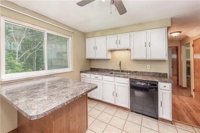 Building Photo - 1431 Lakeside Dr