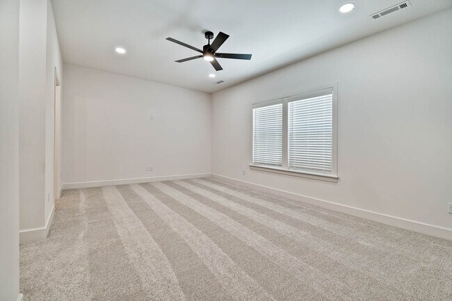 Building Photo - 502 W Persimmon St