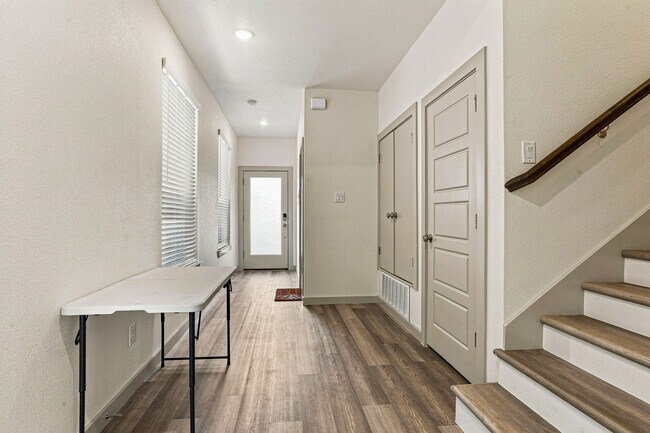 Building Photo - 2554 S University Dr