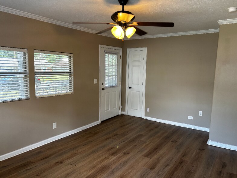 Building Photo - 105 Cardinal St