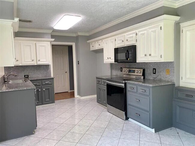Building Photo - 16427 Dunmoor Dr