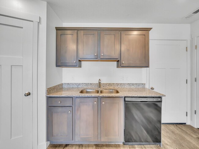 Building Photo - Herriman 3 Bedroom Townhouse Ready to be Called Home!