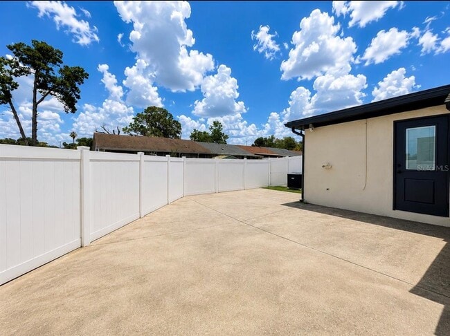Building Photo - 8541 Briar Grove Cir