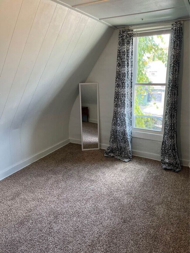 Building Photo - Two bedroom in the Bentworth School DIstrict!