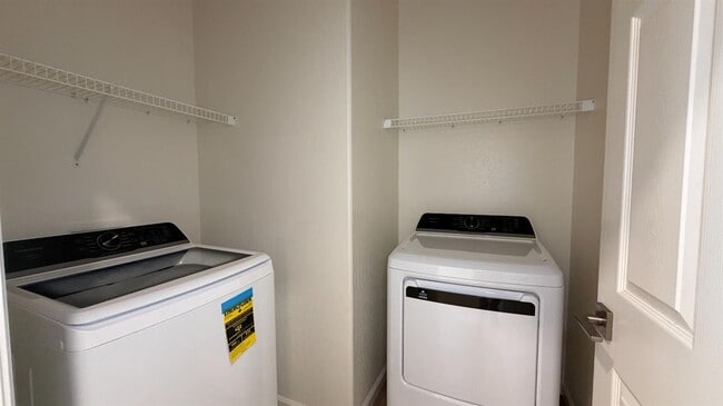 Building Photo - 2153 N Renn Ave