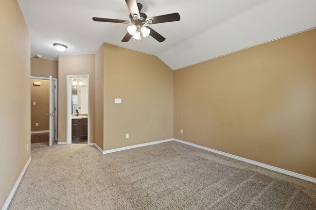 Building Photo - 2484 Horse Shoe Dr