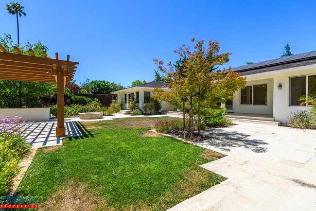 Building Photo - Stunning & Remodeled Home | Desirable Sara...