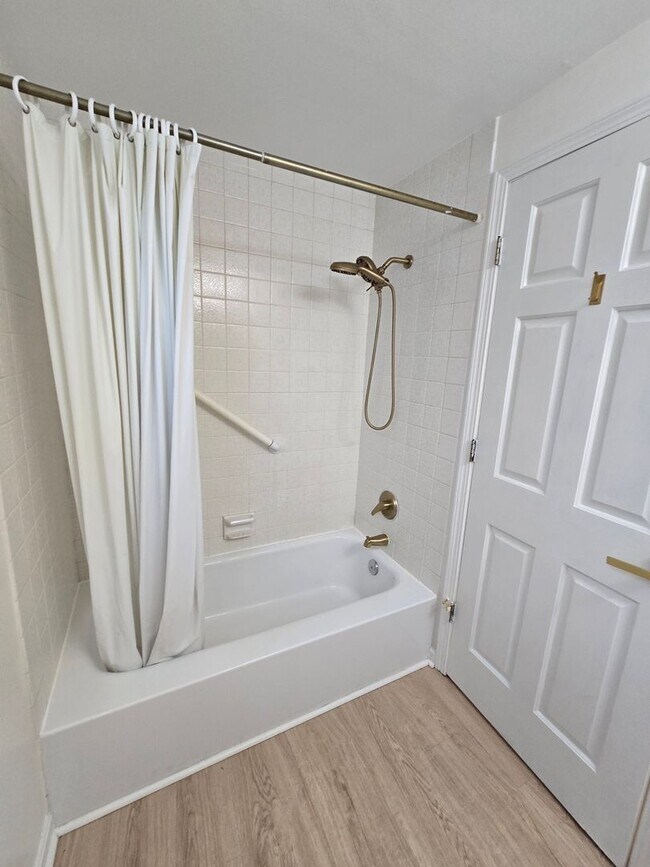 Building Photo - 454 Colonial Dr