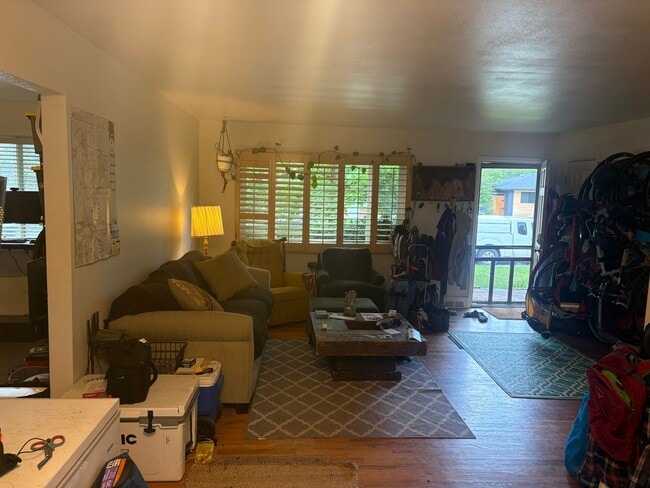 Building Photo - 3 Bed + Office 2 Bath Ranch Home with Larg...