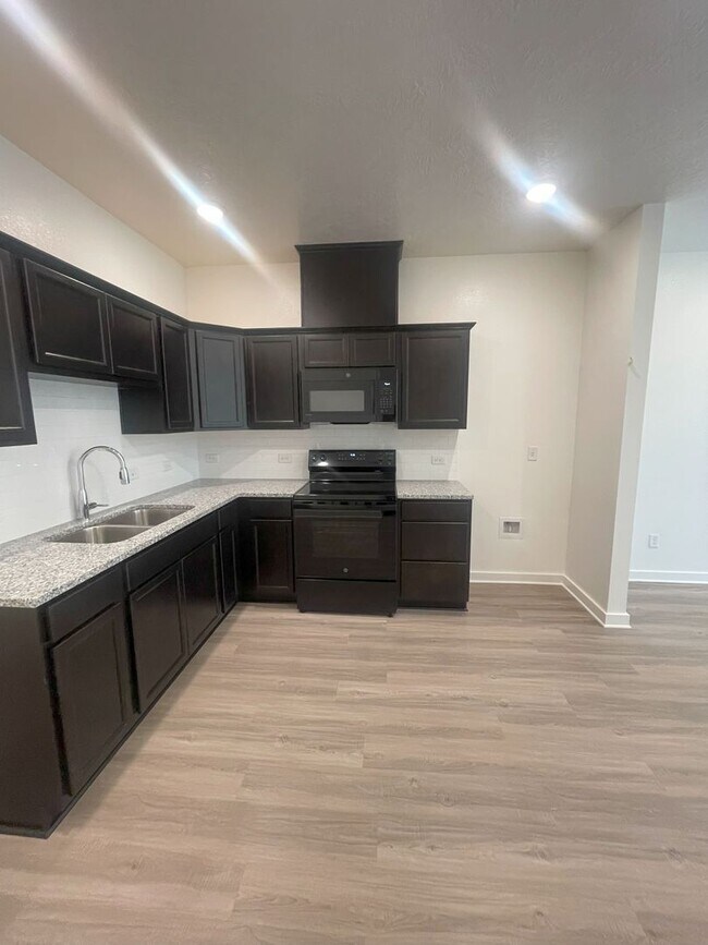 Building Photo - 1612 W 5th St