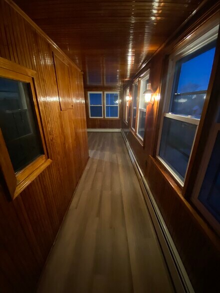 Building Photo - 99 Lyons St