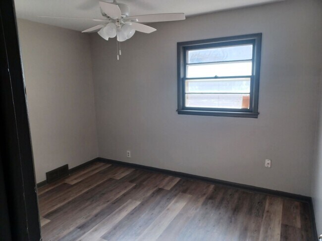 Building Photo - South Side 3 Bed 1 bath Home with Garage