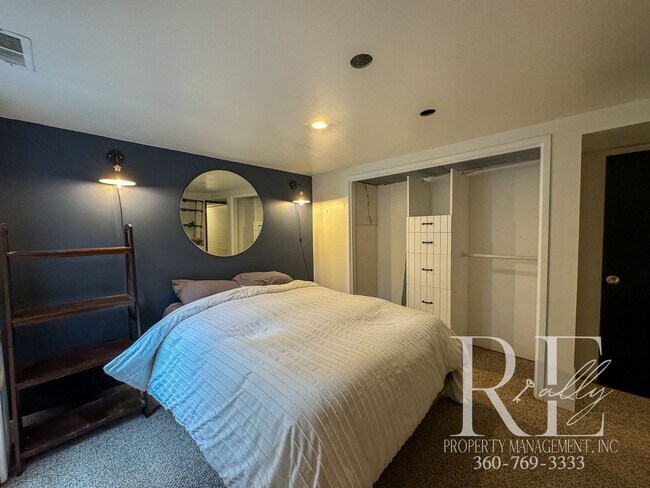 Building Photo - Charming Vintage Retreat with Stunning Views in Port Orchard