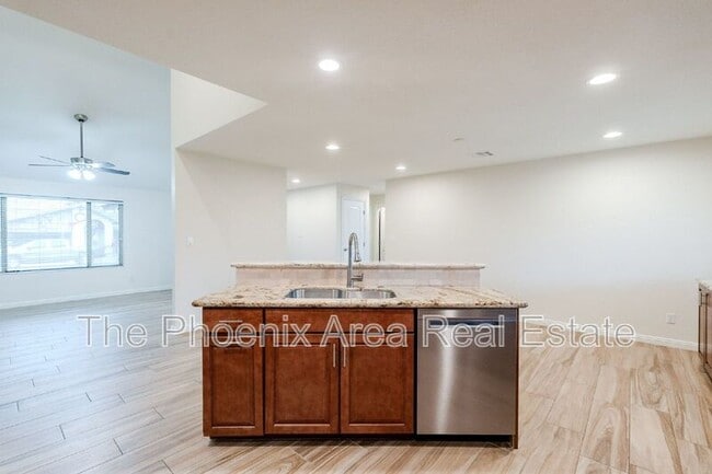 Building Photo - 3231 N Woodburne Dr