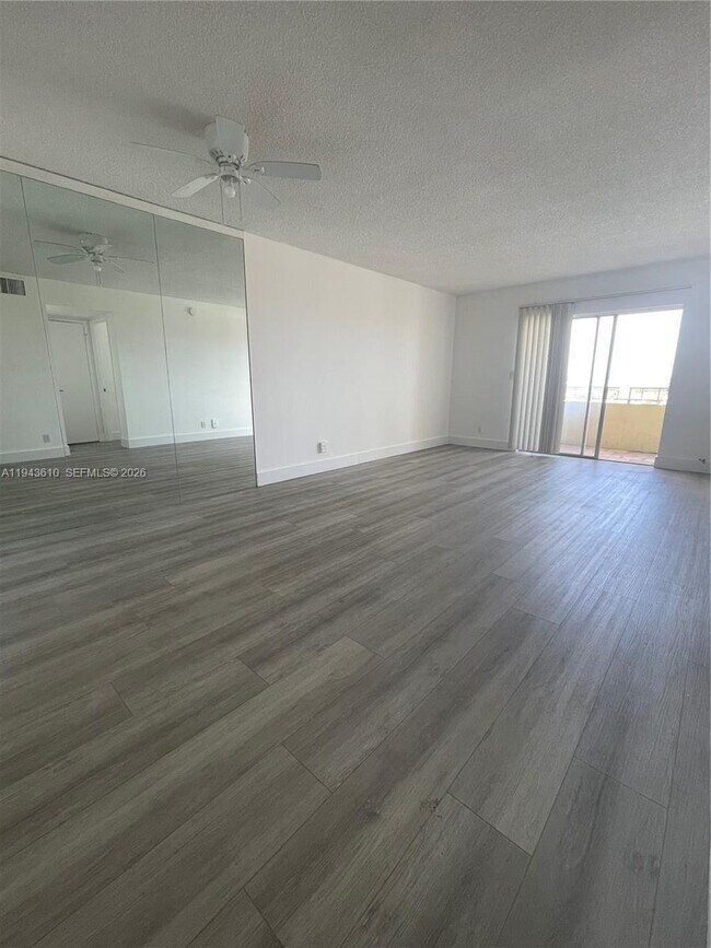 Building Photo - 900 NE 18th Ave