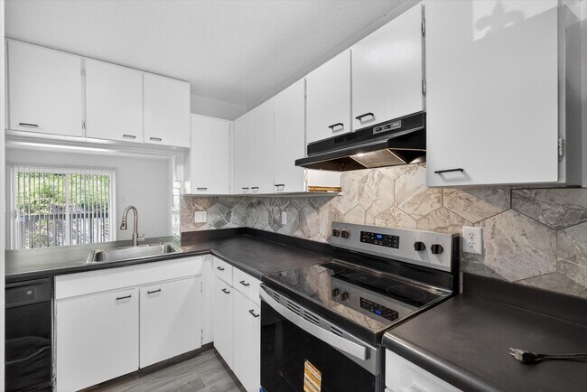 Building Photo - 599 E Graham Pl