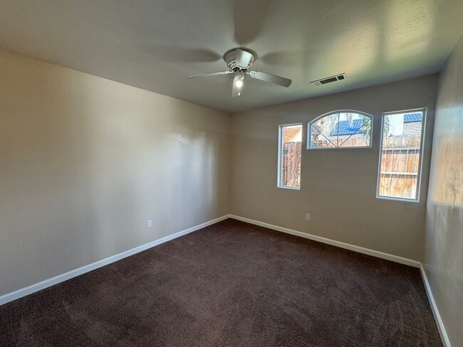 Building Photo - Spacious Northwest Bakersfield Home!