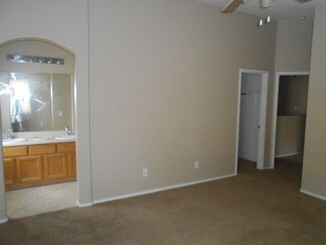 Building Photo - Large Spacious 3 Bedroom Townhome with Com...