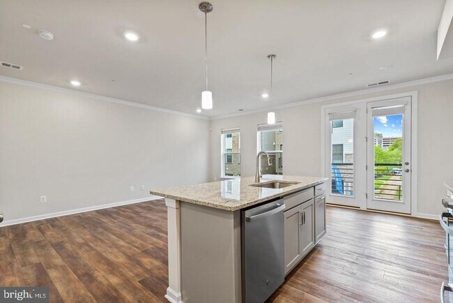 Building Photo - 2400 Stella Pl