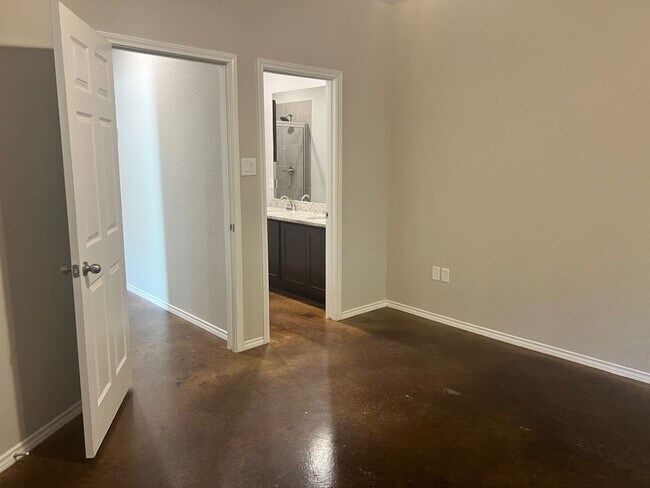 Building Photo - Luxury Duplex in Seguin