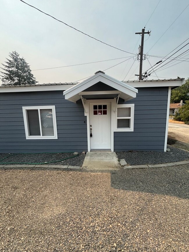 Building Photo - 112 W 10th Ave
