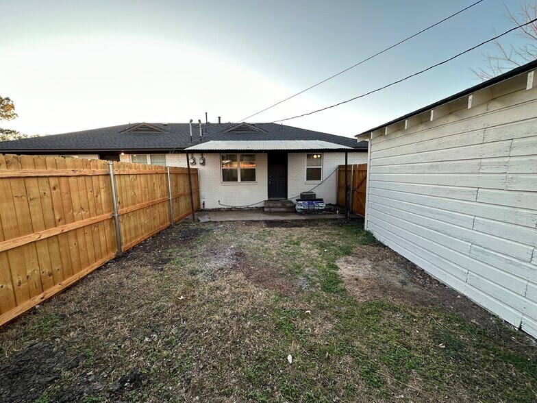 Building Photo - 2322 Meadow Ln