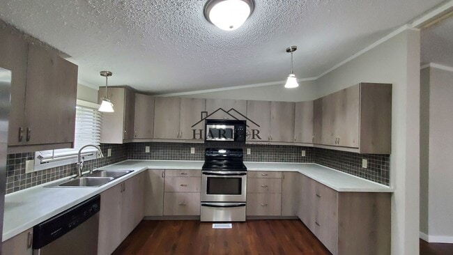 Building Photo - 23 Andreasen Dr