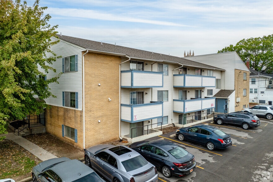 Building Photo - Chartwell Apartments