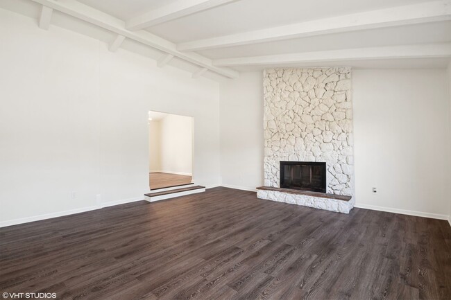 Building Photo - Beautiful 3 bedroom 2 bath Longwood Home