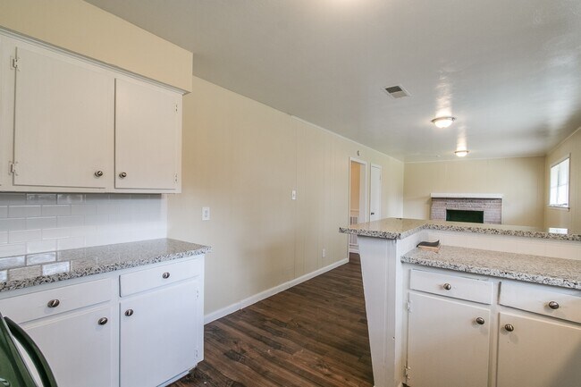 Building Photo - 5755 Oakham St