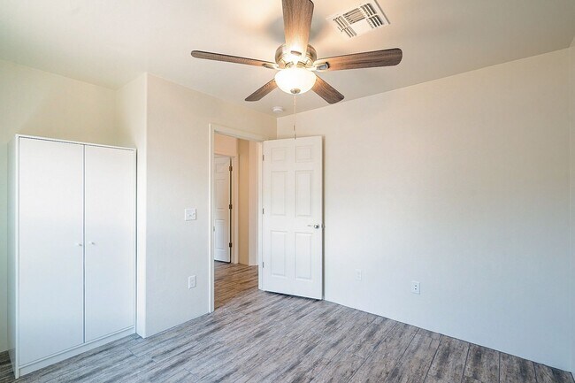 Building Photo - 615 S Santa Rita Ave