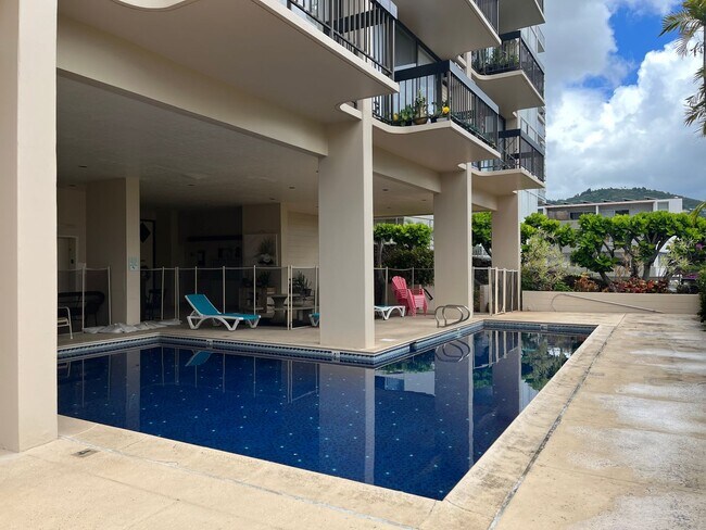 Building Photo - Makikilani Plaza Studio w/ 1 parking stall.  Avail 6/30/26