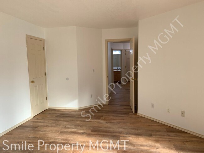 Building Photo - single house