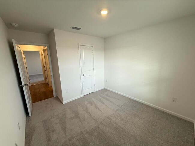 Building Photo - Four Bedroom/Two Bath - Summerdale